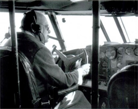 Уинстон Черчилль в кресле капитана на борту Boeing 314 BOAC (летающая лодка "Бервик" - по регистру G-AGCA)), по пути от Вирджинии до Бермудских островов. 16 января 1942.