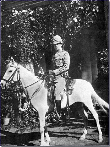 Winston Churchill on a horse, Черчилль в седле, на лошади