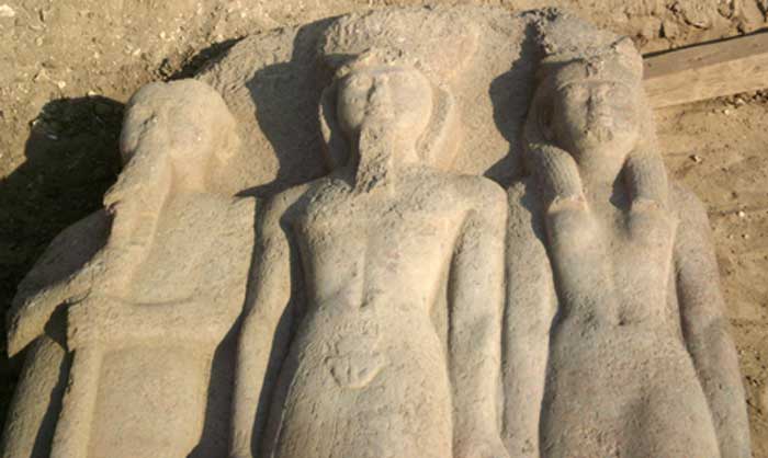 Статуя Рамзеса II, с богиней Хатхор и богом Петах