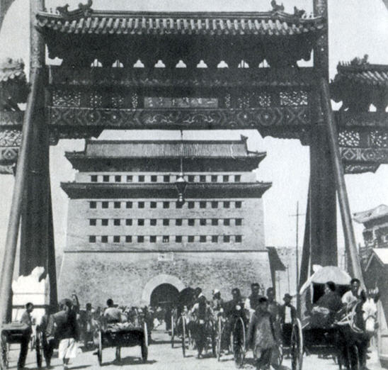 Ворота Цяньмэнь в Пекине – главный вход для императора. На переднем плане – почетная арка (пай8209;лоу)