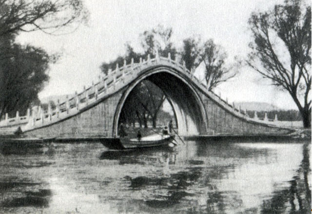 Мост Верблюжий горб в парке Ихэюань