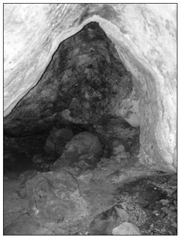Интерьер пещерной церкви на г. Бор-Кая. Вид с запада.