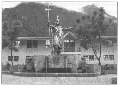 Статуя Сапа Инки со знаком маскапайча в одном из перуанских городов