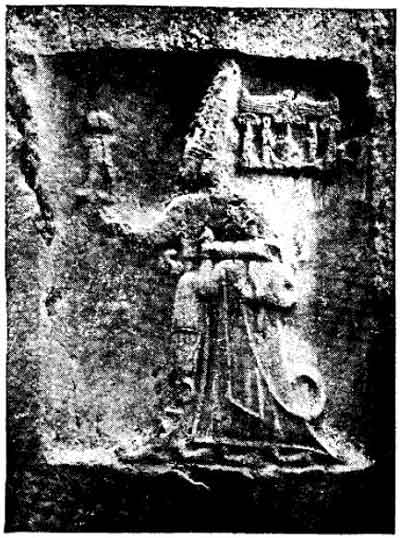 Язылыкая. Наскальный рельнф. Царь Тудхалия IV в объятиях бога Шаррумы. XIV-XIII в до н.э.