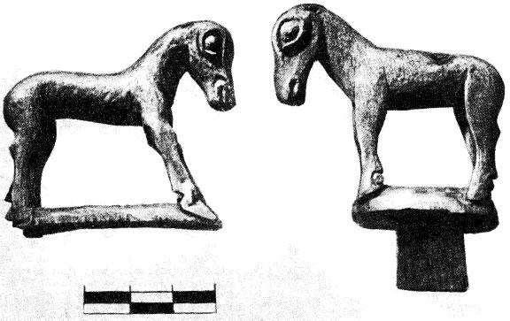 Деревянные фигурки лошадок, украшавшие женский войлочный шлем