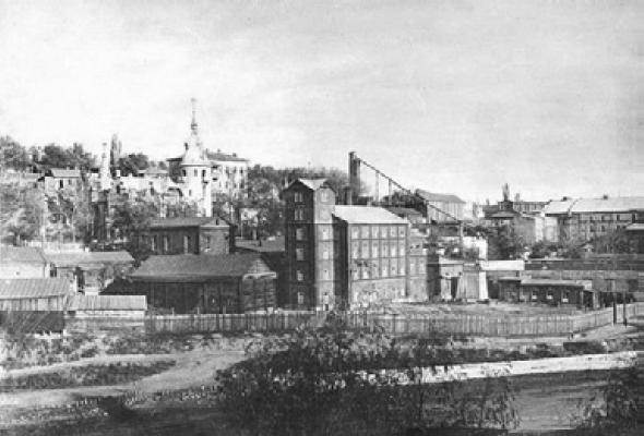 На дореволюционном снимке дом с башней - дом Миллера, большое здание на первом плане - его завод