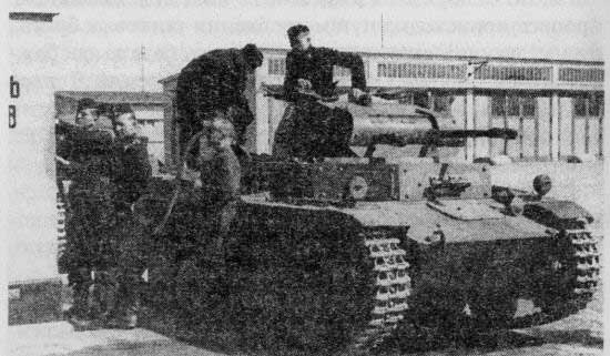 Заправка топливом во 2-й танковой бригаде. После боёв в Польше лобовая броня танков была усилена накладными листами. Опознавательный знак – чёрный крест в белой окантовке – был введён с 26 октября 1939 года