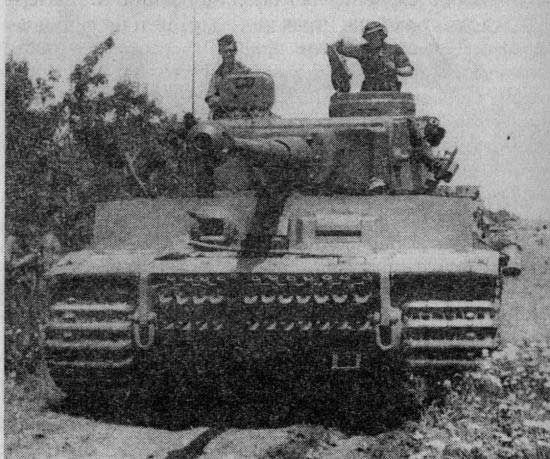 Танк «Тигр» № 131 из 501-го тяжёлого танкового батальона выдвигается к линии фронта. Тунис, 1943 год. 