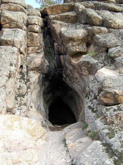 У входа в пещеру Конур аулие. Павлодарскиая область Баянаульский район