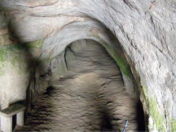 Внутренняя часть пещеры Конур аулие. Павлодарскиая область Баянаульский район
