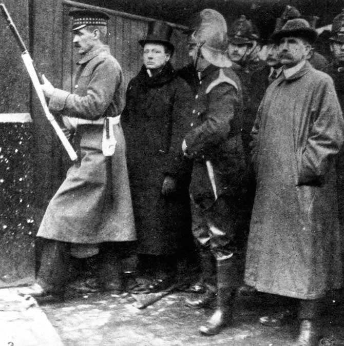 Уинстон Черчилль (второй слева) во время осады Сидней стрит