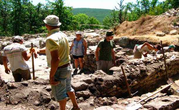 Экспедиция Научно-исследовательского центра истории и археологии Крыма КФУ имени Вернадского в июле 2016 года продолжила археологические исследования городища Эски-Кермен