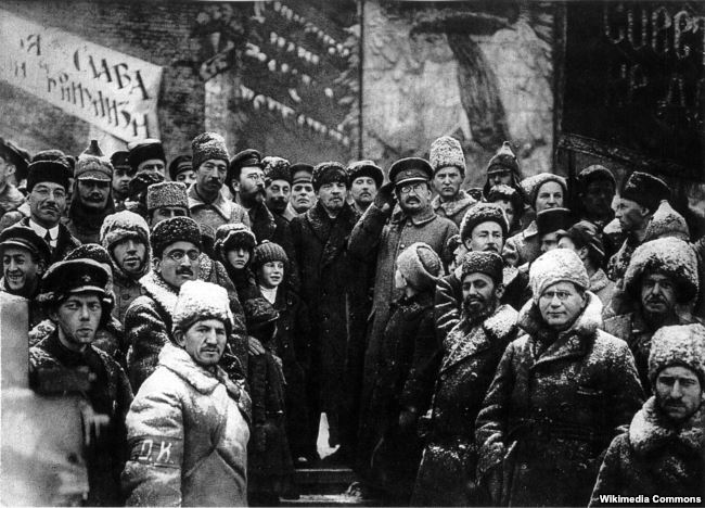 Каменев, Ленин и Троцкий на Красной площади во время празднования второй годовщины Октябрьского переворота