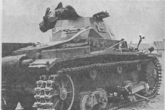 Pz.II Ausf.b одного из подразделений 4-й танковой дивизии, подбитый на улицах Варшавы. Сентябрь 1939 года.