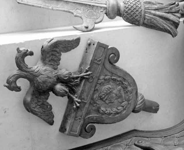 Русский двуглавый орел как символ Рима в скульптуре, изображающей Рим. в виде “тюрьмы народов”. Фотография сделана в музее Лувра в 2006 году