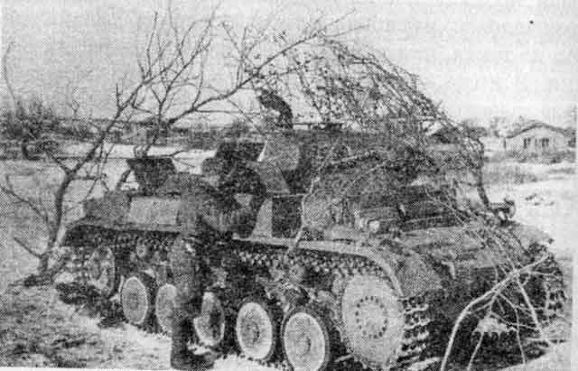 Знакомство с трофеем. Pz.II Ausf.F, захваченный на хуторе Сухановский. Донской фронт, декабрь 1942 года.