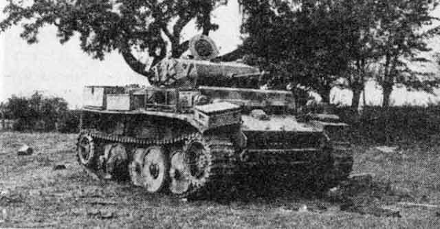 Лёгкий танк Pz.II Ausf.L, вероятно, из состава 116-й танковой дивизии, подбитый во Франции в августе 1944 года.