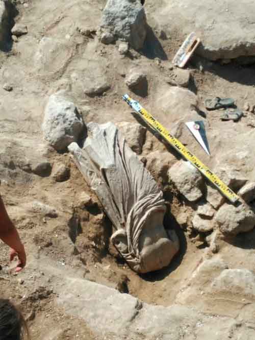 Археологи обнаружили при раскопках античного Мирмекийского городища в Керчи большую мраморную статую возрастом около двух тысяч лет, которая может свидетельствовать о существовании там большого храма.