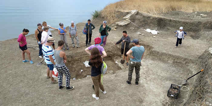 Археологи на раскопках некрополя Кыз-Аул возле пос. Яковенково на Керченском полуострове