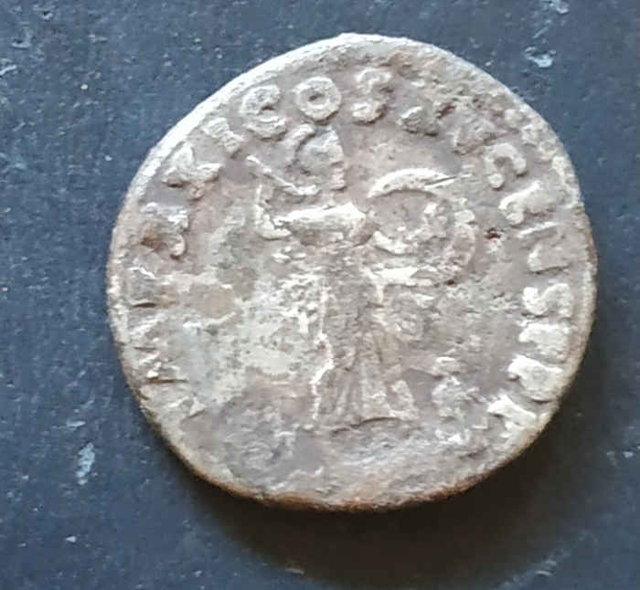серебряный римский денарий Домициана 88 года н.э., на котором с одной стороны изображен сам император в лавровом венке, с другой стороны богиня Минерва, в шлеме и на корабле