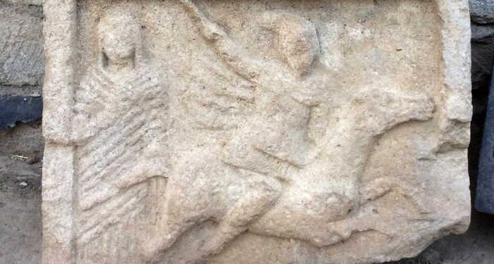 Хорошо сохранившийся фрагмент древней надгробной плиты с барельефным изображением всадника в доспехах обнаружили, опять же, в некрополе Кыз-Аул