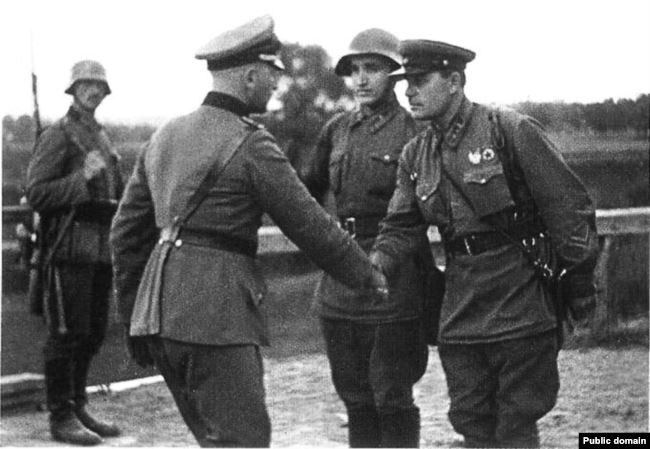 Рукопожатие немецкого и советского офицеров на одном из участков фронта в Польше, где войска новоиспеченных союзников вошли в соприкосновение