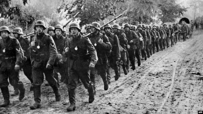 Немецкие солдаты вступают в Польшу, 1 сентября 1939 года