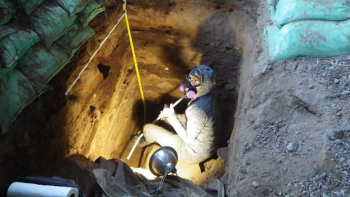 Археолог Лиза-Мари Шиллито собирает образцы в пещере