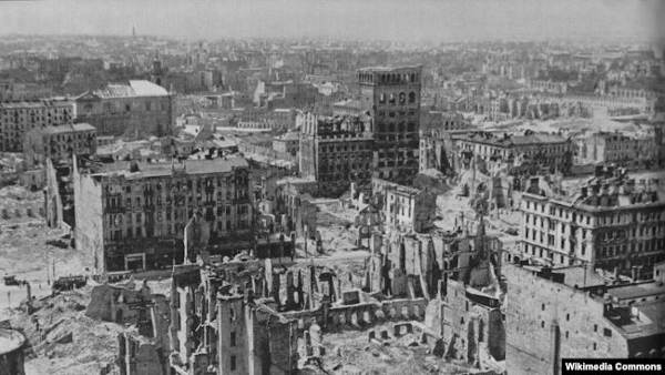 Уничтоженный во время Варшавского восстания центр города (фотография сделана в 1946 году)