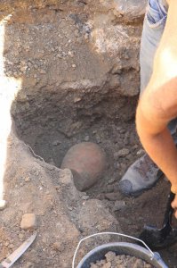 Находка была обнаружена во время раскопок в Аккерманской крепости. Стеклянная бутылка оказалась абсолютно целой, а внутри ее находится прозрачная жидкость