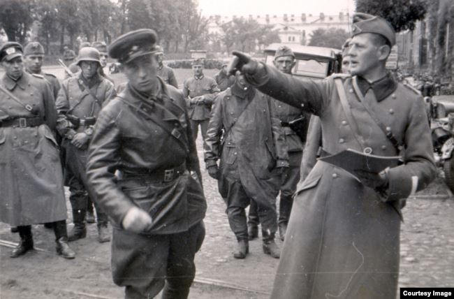 Командир 2-го батальона 76-го моторизованного полка пехоты вермахта подполковник Ганс Георг Леммель (справа) и советский офицер в ходе передачи Брестской крепости войскам РККА. 22 сентября 1939