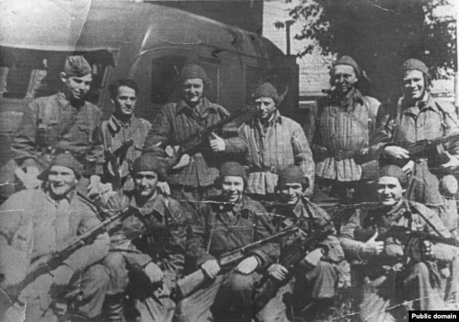 Константин Пастаногов (вверху справа) с сослуживцами