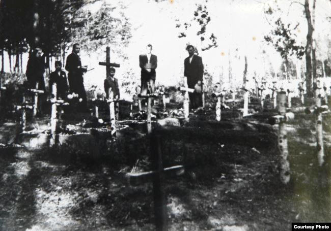 Кресты на могилах умерших в родильном лагере детей