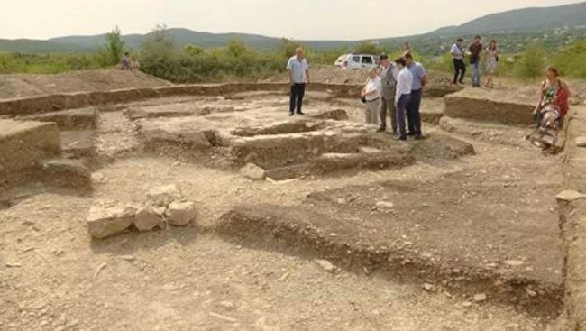 раскопки в бывшей столице средневекового княжества Феодоро в Крыму на плато Мангуп