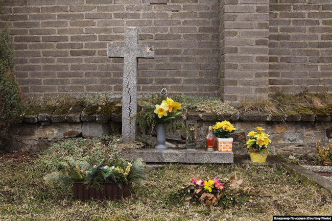 Братская могила пяти власовцев на кладбище деревни Кртень близ Праги
