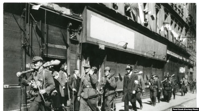 Солдаты РОА и пражские повстанцы на улице Плзеньска в Праге, 7 мая 1945 года