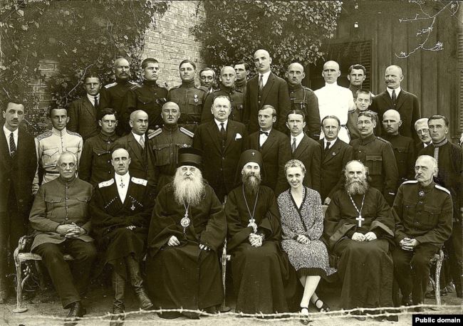 Генерал Врангель (сидит второй слева в первом ряду) с соратниками по РОВС, 1920-е годы