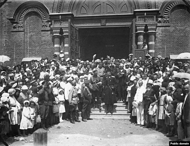 Жители Царицына приветствуют барона Врангеля и его офицеров, 1919 год