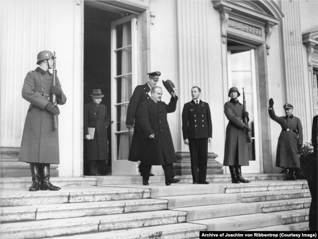 Отъезд Вячеслава Молотова из дворца Бельвю, гостевого дома правительства Германии. 14 ноября 1940 года