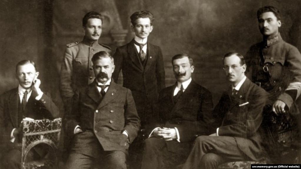 Посольство УНР в Венгрии. Сидят (слева направо): второй - Никита Шаповал (посол), Николай Галаган, Николай Шраг. 1918 год 