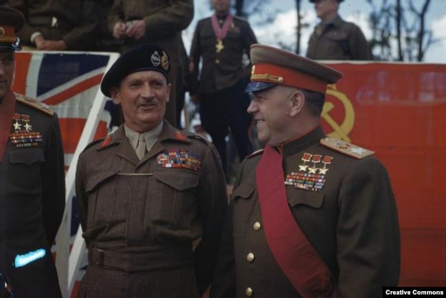 Британский фельдмаршал Бернард Монтгомери и маршал Советского Союза Георгий Жуков в Берлине, июль 1945 года
