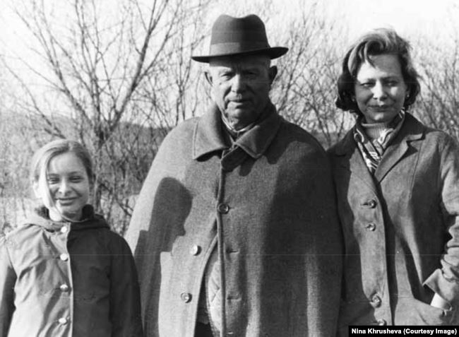 Нина Хрущева, ее мать и Никита Хрущев в его последний день рождения