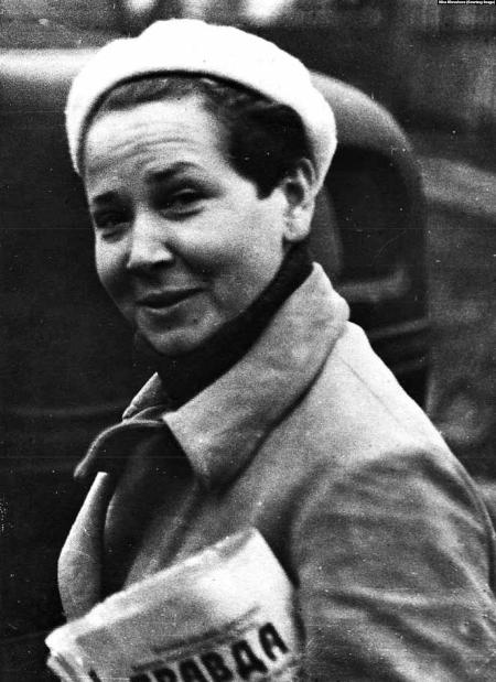 Люба, образцовый молодой коммунист, с газетой «Правда». Москва, 1940