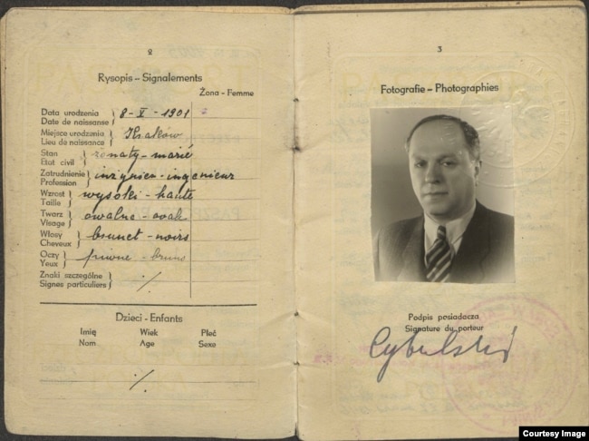 Польский паспорт Александра Вайсберга на фамилию Цыбульский