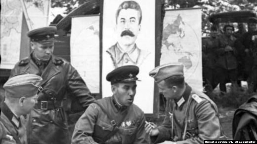 военнослужащие Третьего Рейха и советские командиры во время совместной оккупации польского Бреста