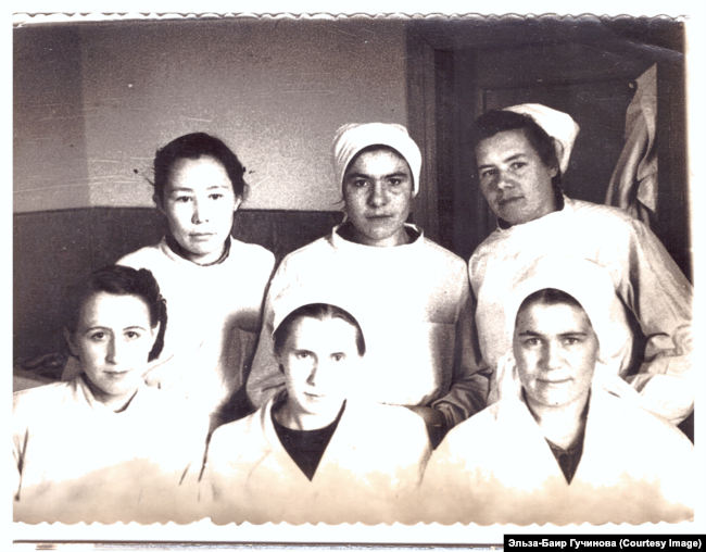 Медсестра Мария Бальзирова – крайняя слева во втором ряду